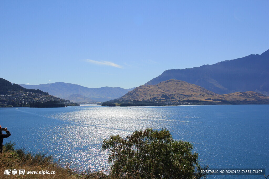 湖畔美景 远山近树两相宜