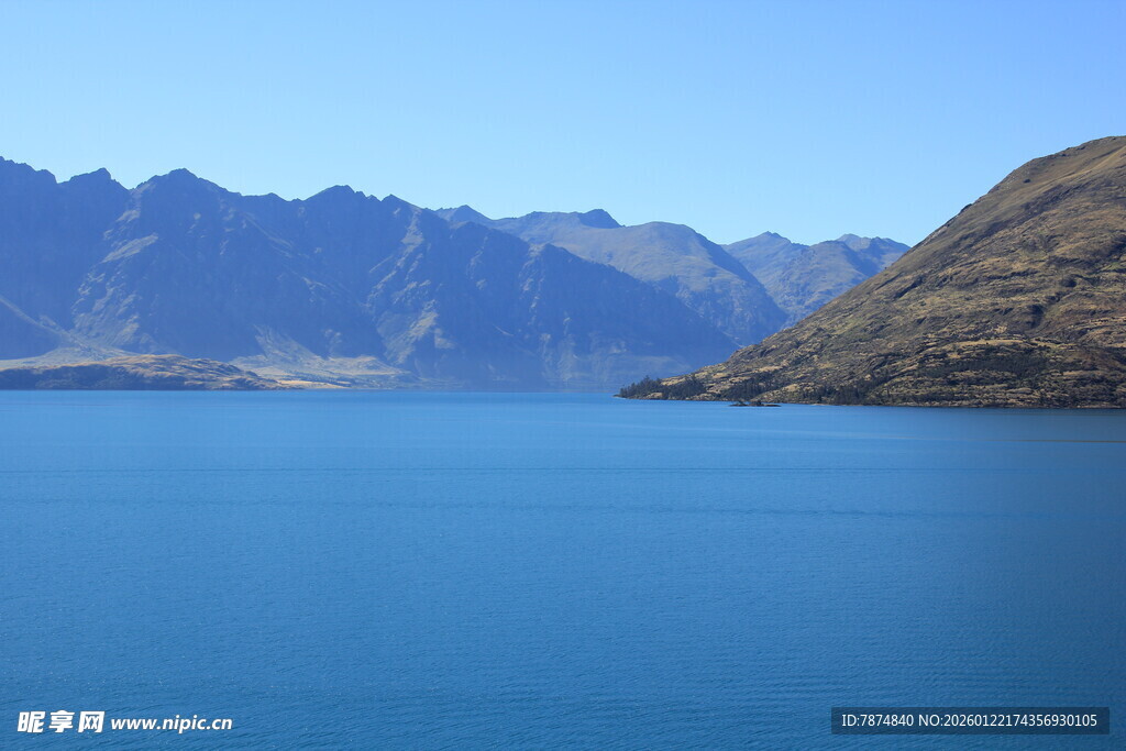 宁静蓝湖与远处山峦
