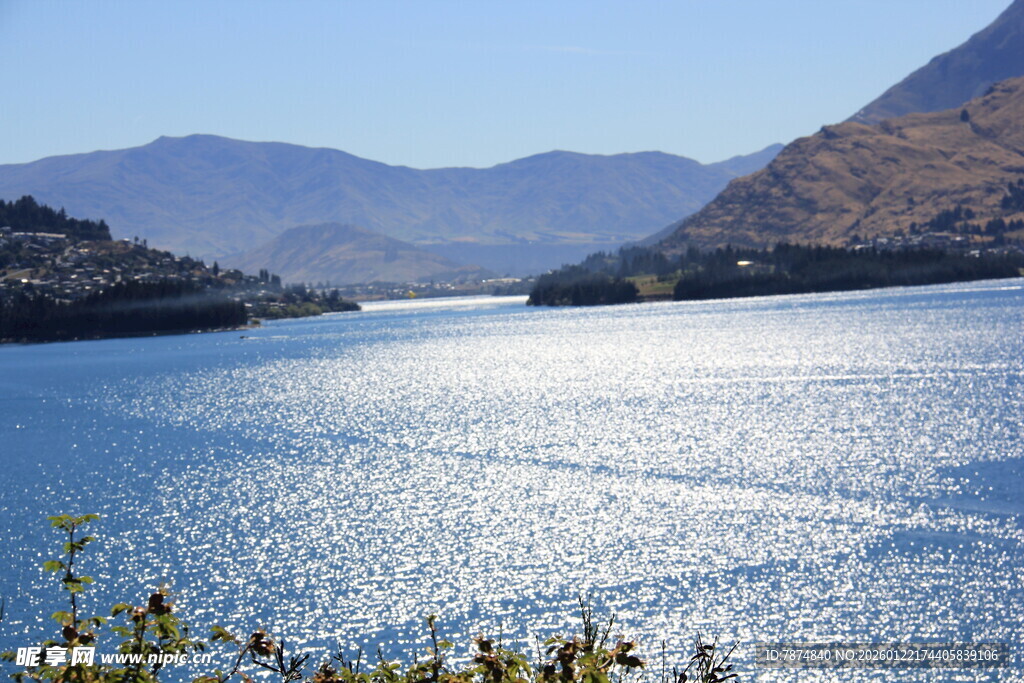 波光粼粼的山水美景