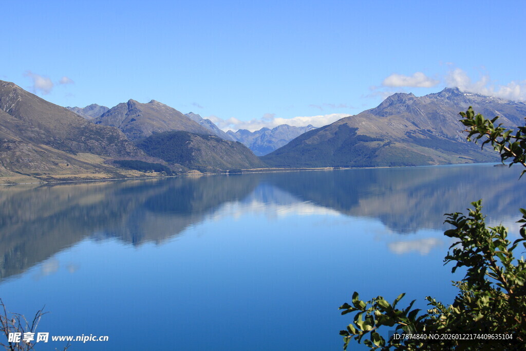 宁静湖景与远山相映成趣
