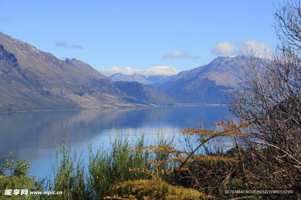 宁静湖景与远山相映成趣