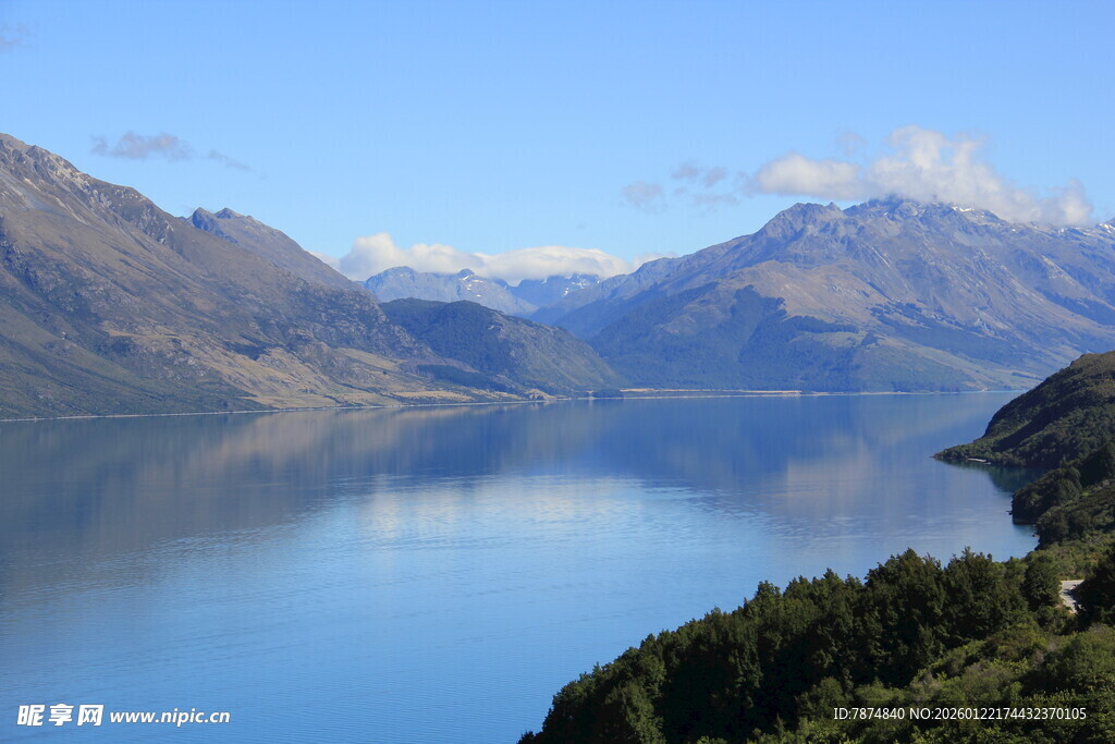 宁静湖景与远处山峦风光