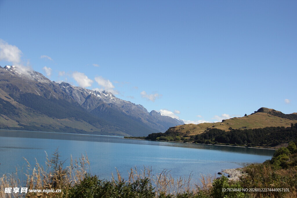 美丽湖畔的壮丽山景