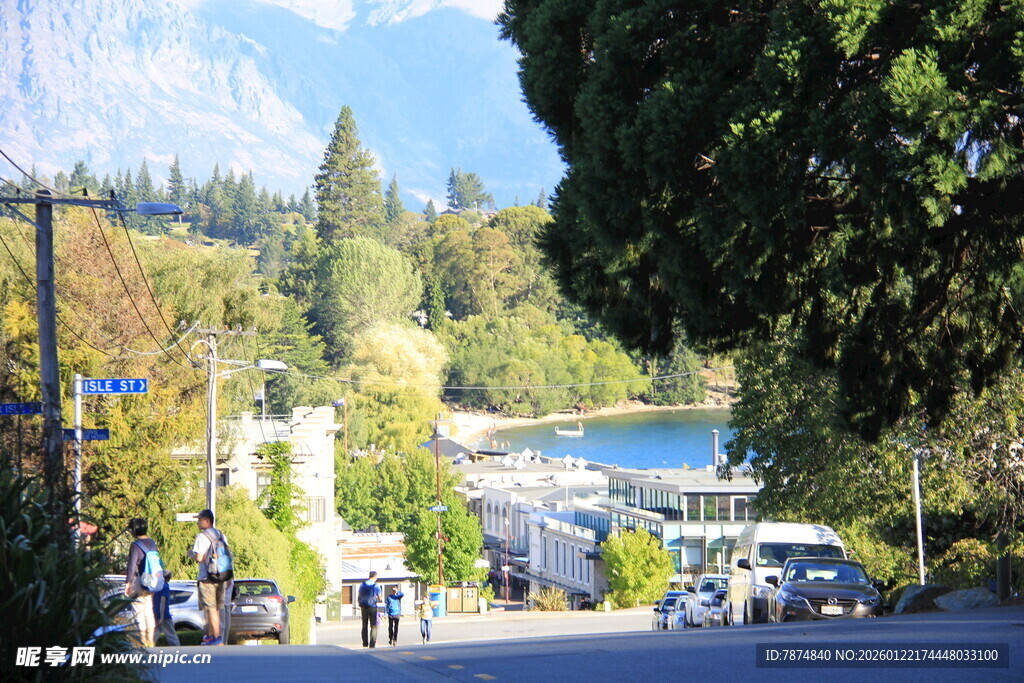 湖畔小镇街道风景