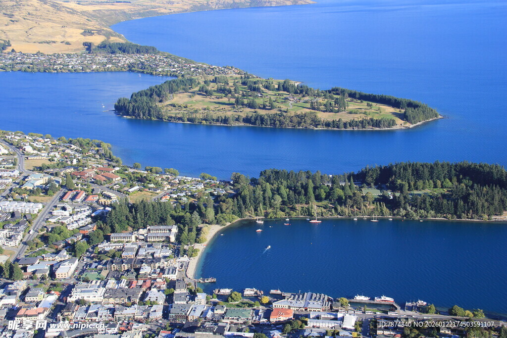 湖畔城市风光俯瞰