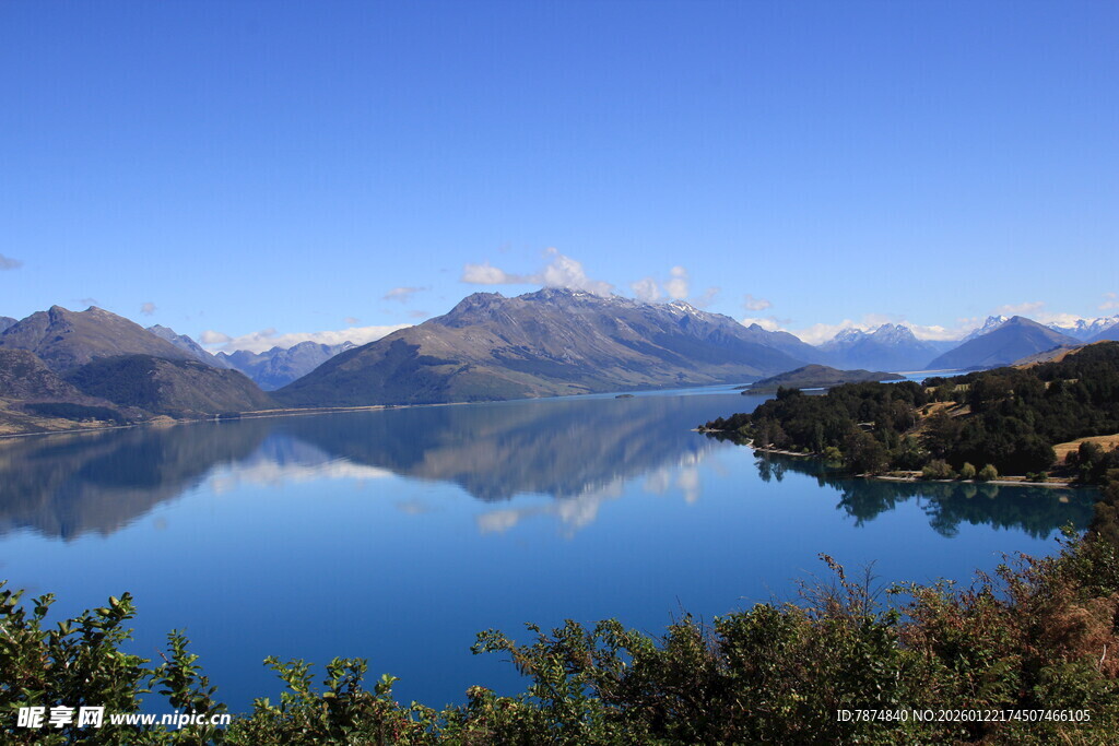 宁静湖景与远处山峦倒影