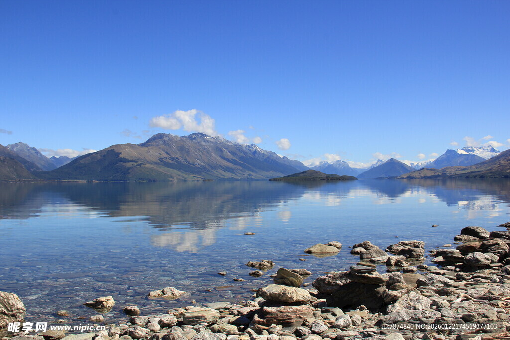 宁静湖景与远山倒影