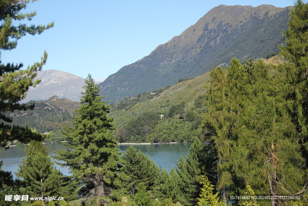 山林间的静谧湖泊风光