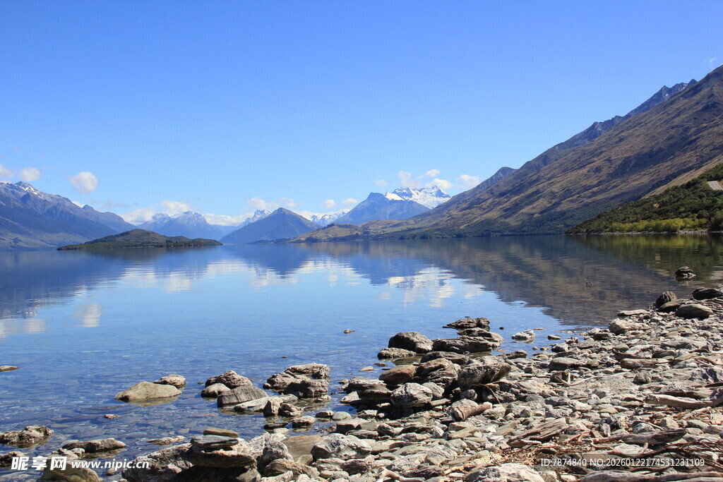 湖畔美景 远山与碎石相伴