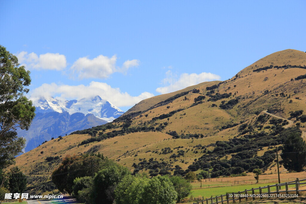 山间风景 蓝天白云下的丘陵