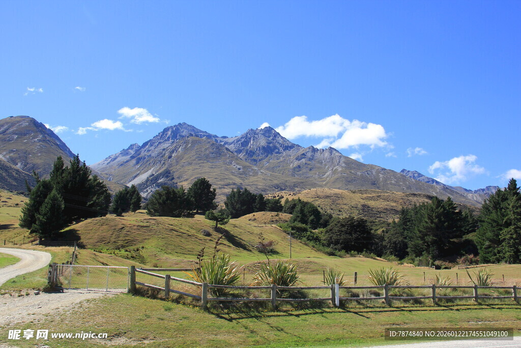 山间美景 蜿蜒小路与远山