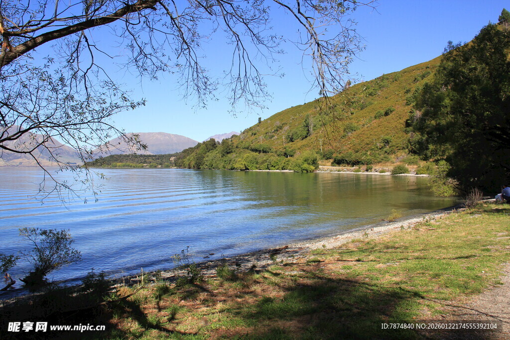 湖畔风光 青山碧水映蓝天