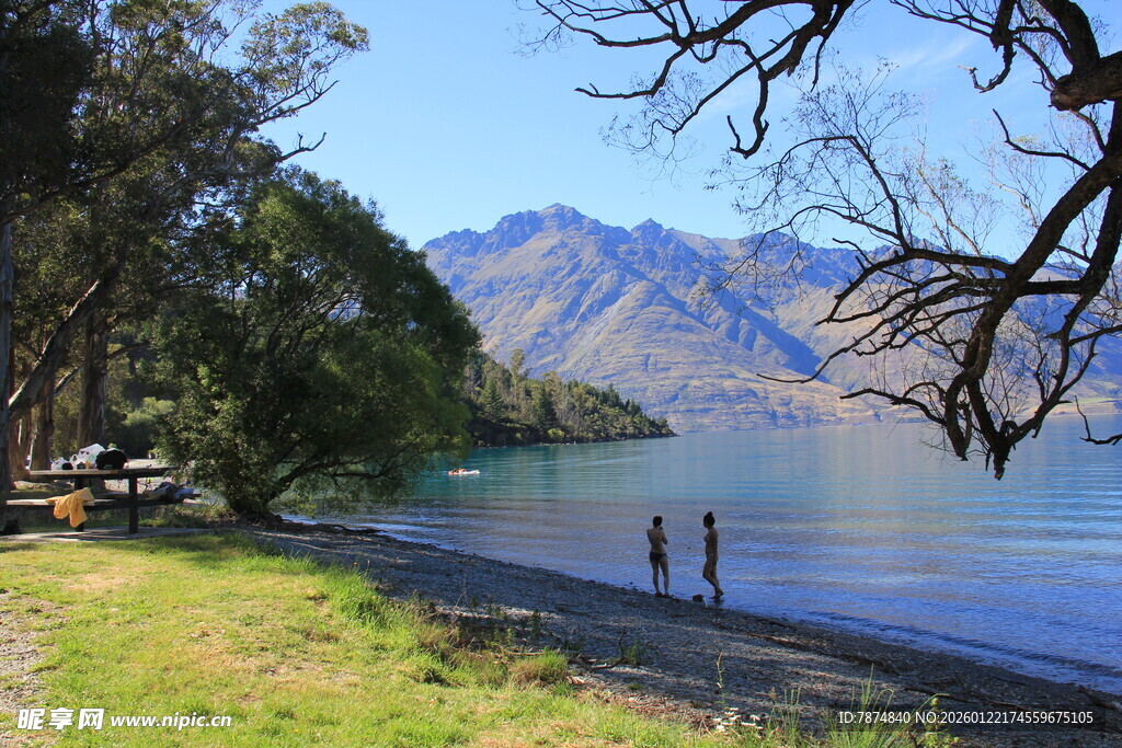 湖畔美景 两人漫步赏风光