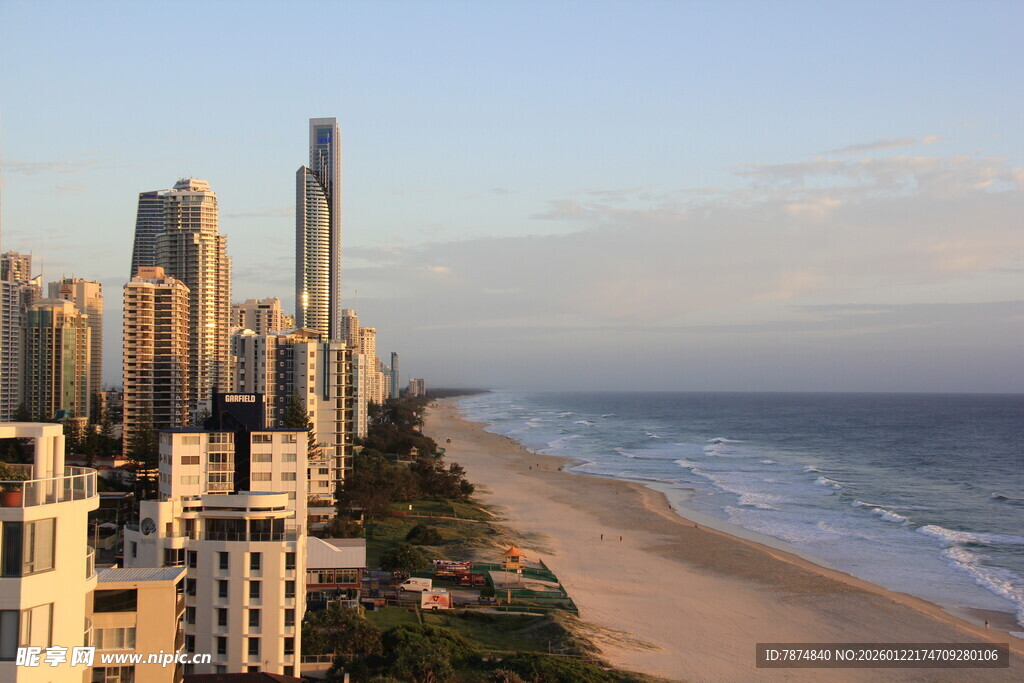 海滨城市的壮丽天际线