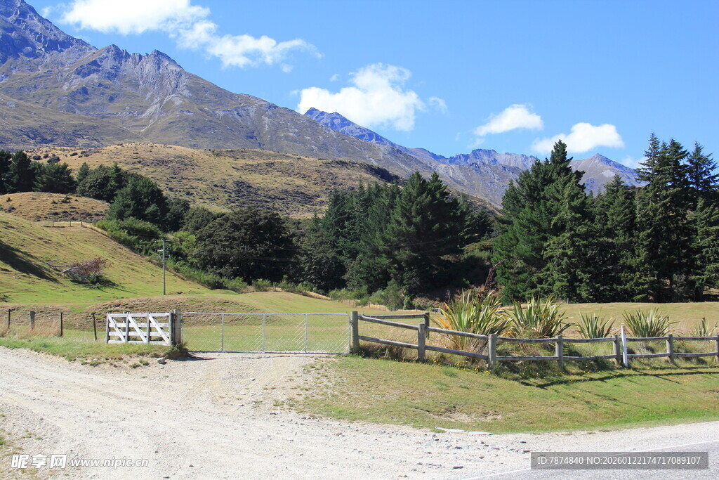 山间牧场入口景色