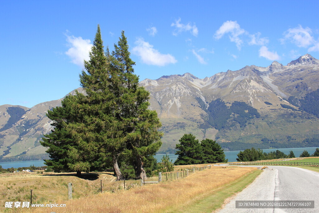 公路旁的山林与远山美景