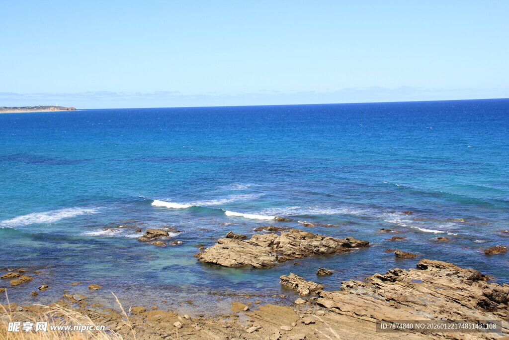 海边礁石与湛蓝大海