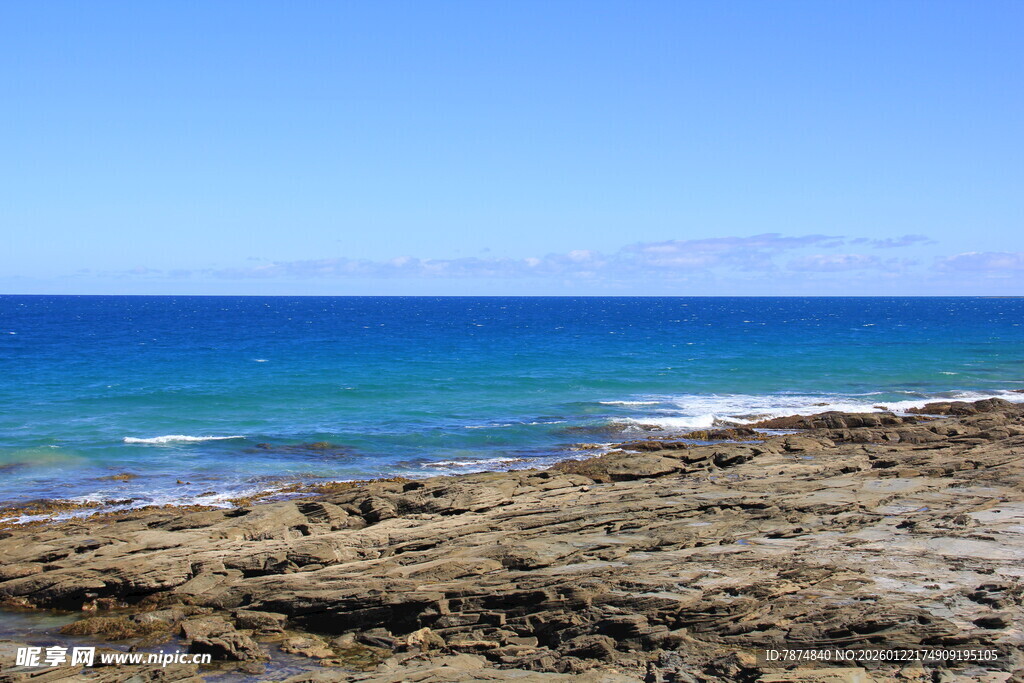 海边岩石与碧蓝海水景观