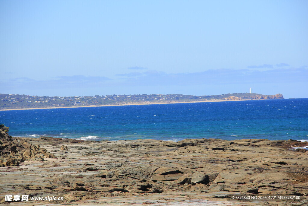 蓝色海域边的荒凉岸景