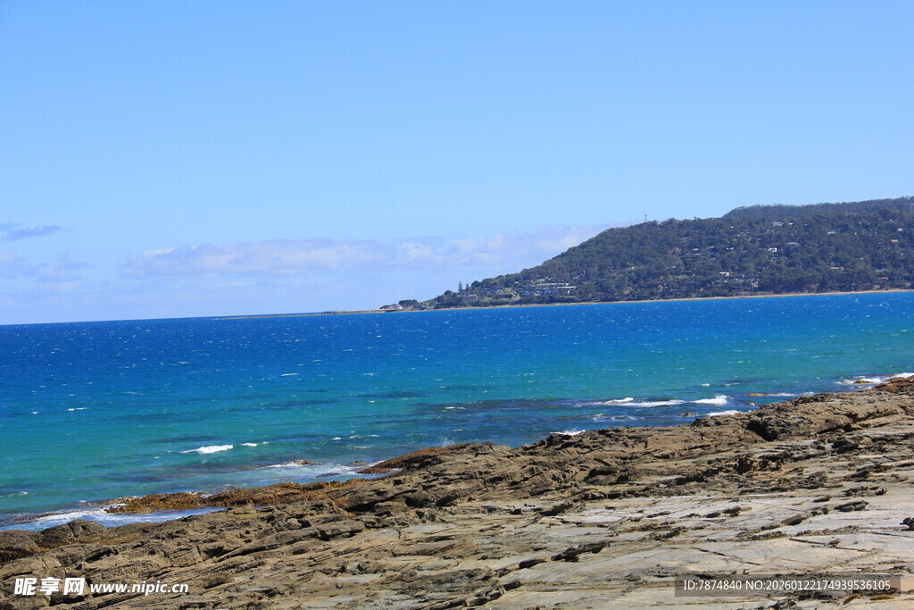 海边岩石与碧蓝海水美景