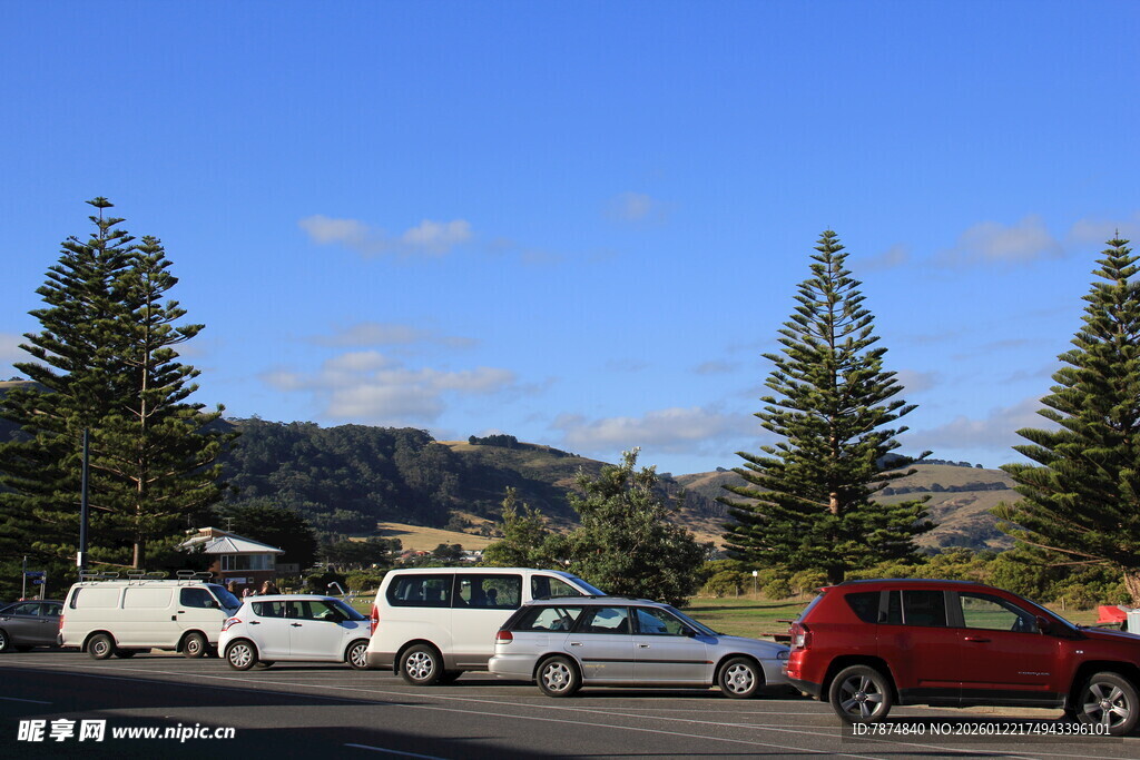 户外停车场景 绿树蓝天相伴
