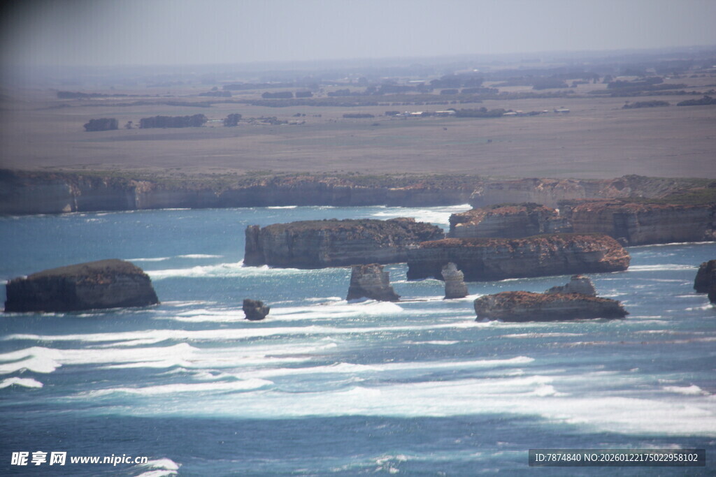 海边礁石与翻涌海浪景观