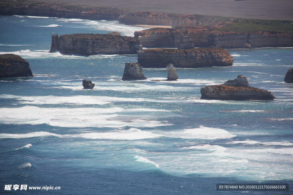 海边礁石与翻涌海浪