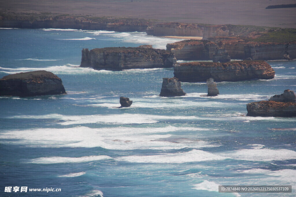 海岸边的嶙峋礁石景观