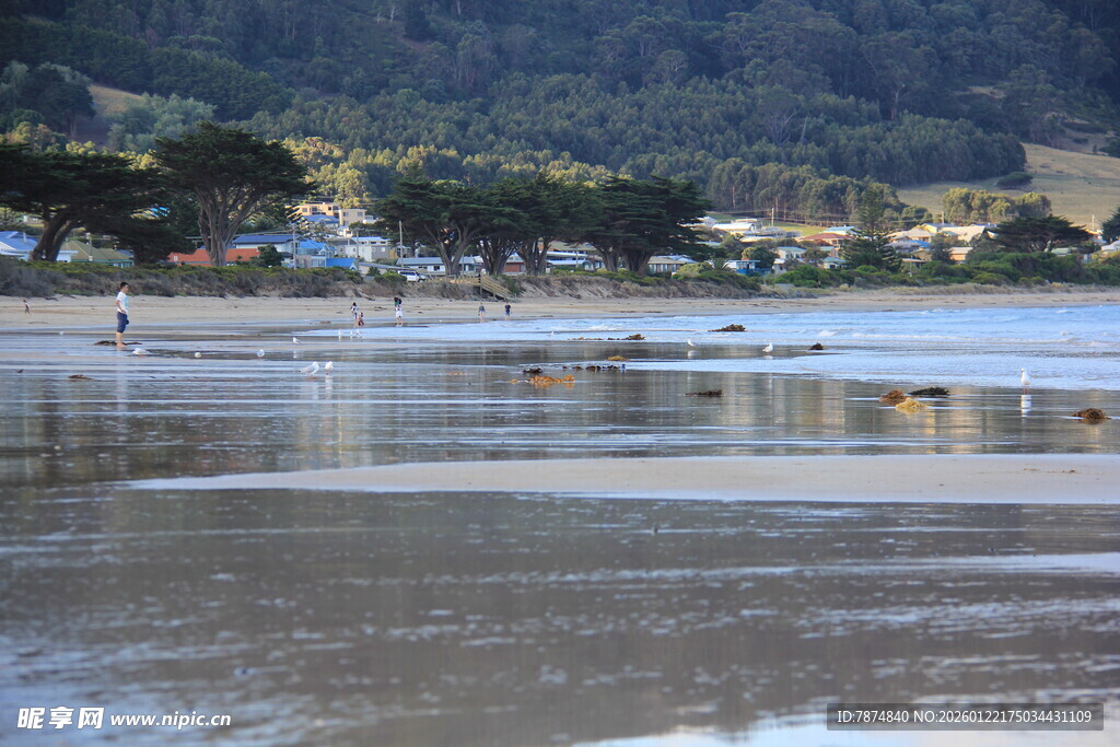 宁静海滩与远处山峦景致