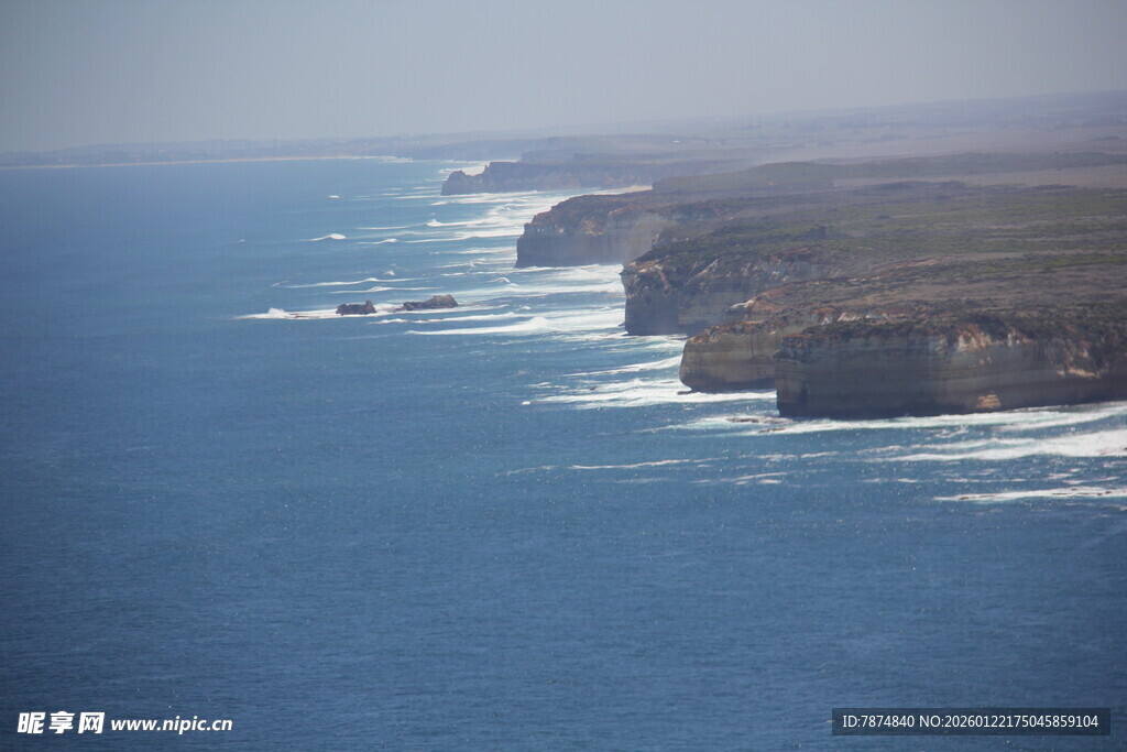 海岸悬崖与壮阔蓝色海洋