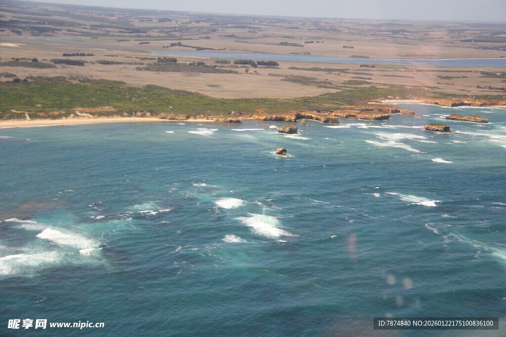俯瞰蔚蓝大海与沿岸景观