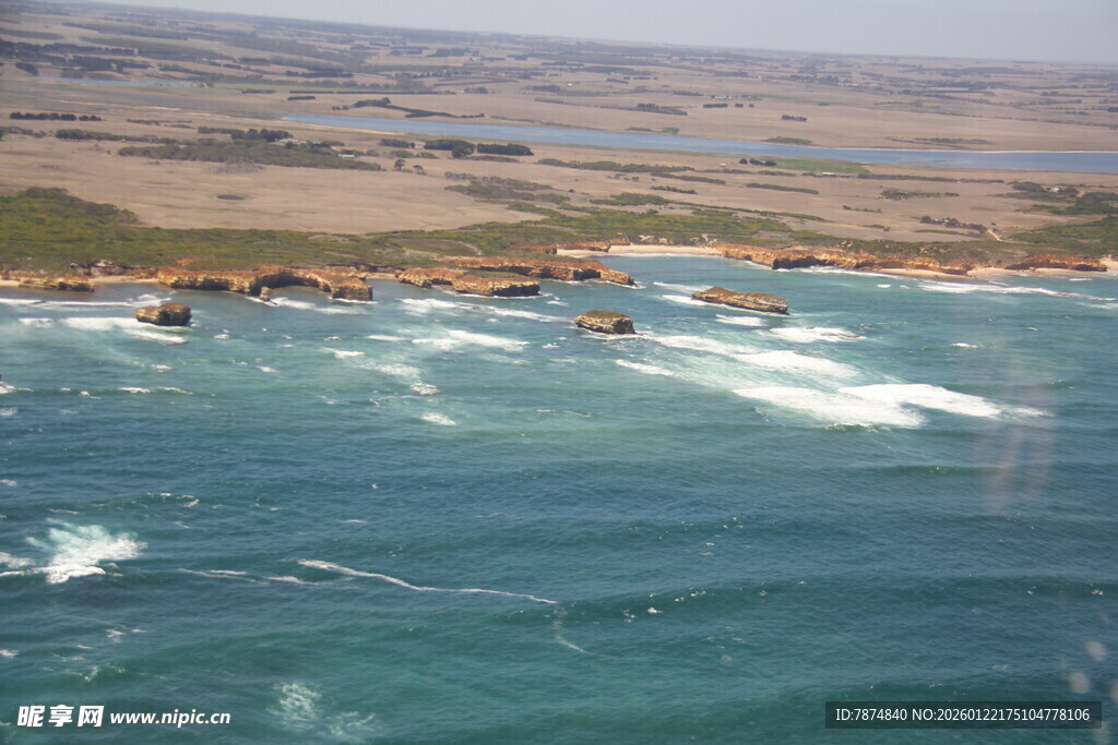 俯瞰蔚蓝大海与礁石