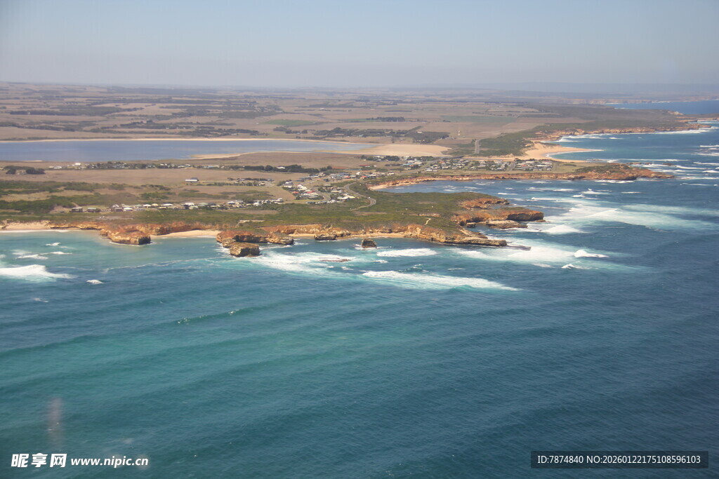 俯瞰蔚蓝海岸与岛屿风光