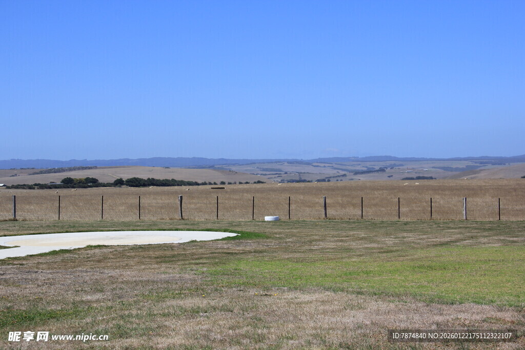 开阔草原围栏景观