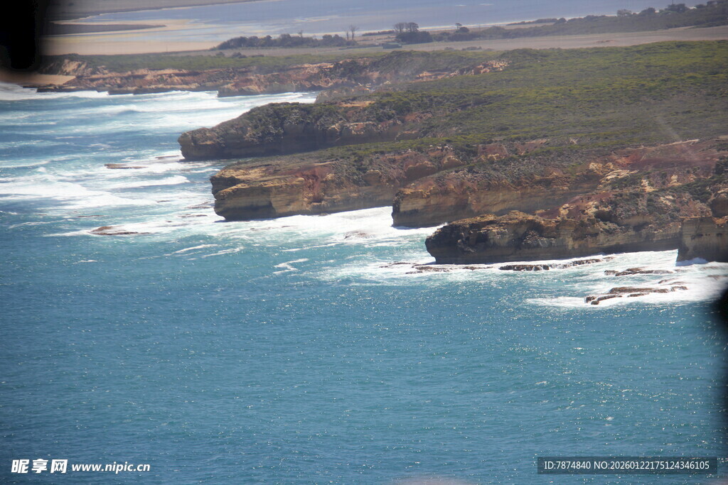 海岸边的蓝色壮阔海景