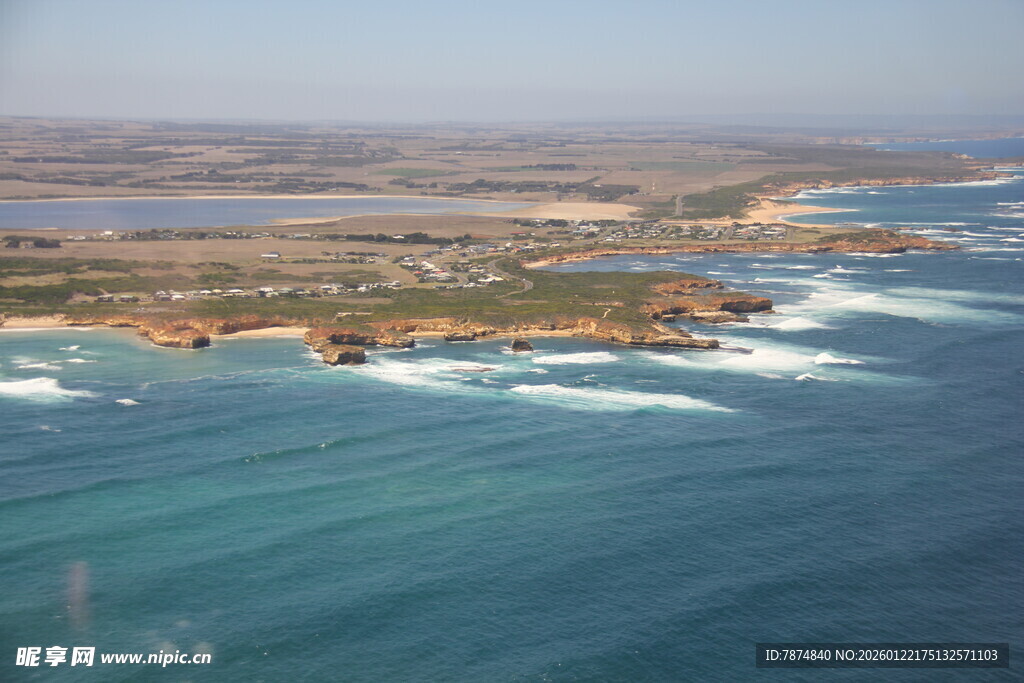 俯瞰蓝色海岸与礁岩景观