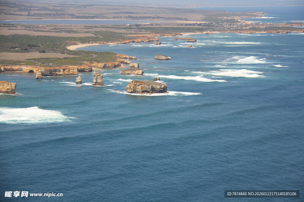 海岸壮丽风光 海浪拍礁石