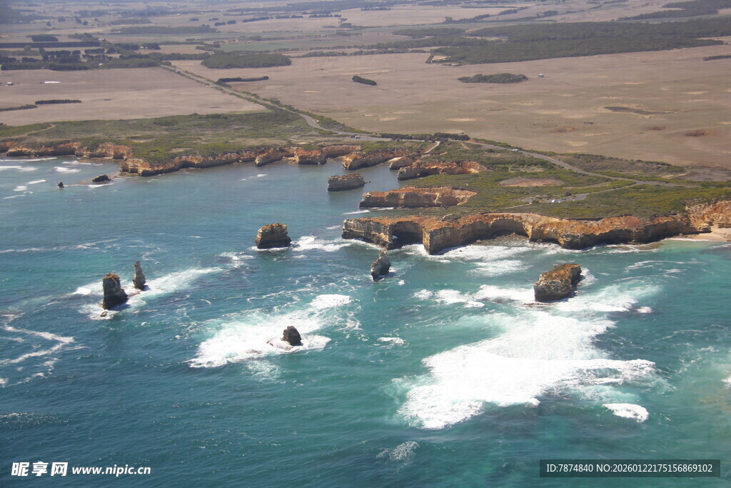 大洋中的壮观礁石景观