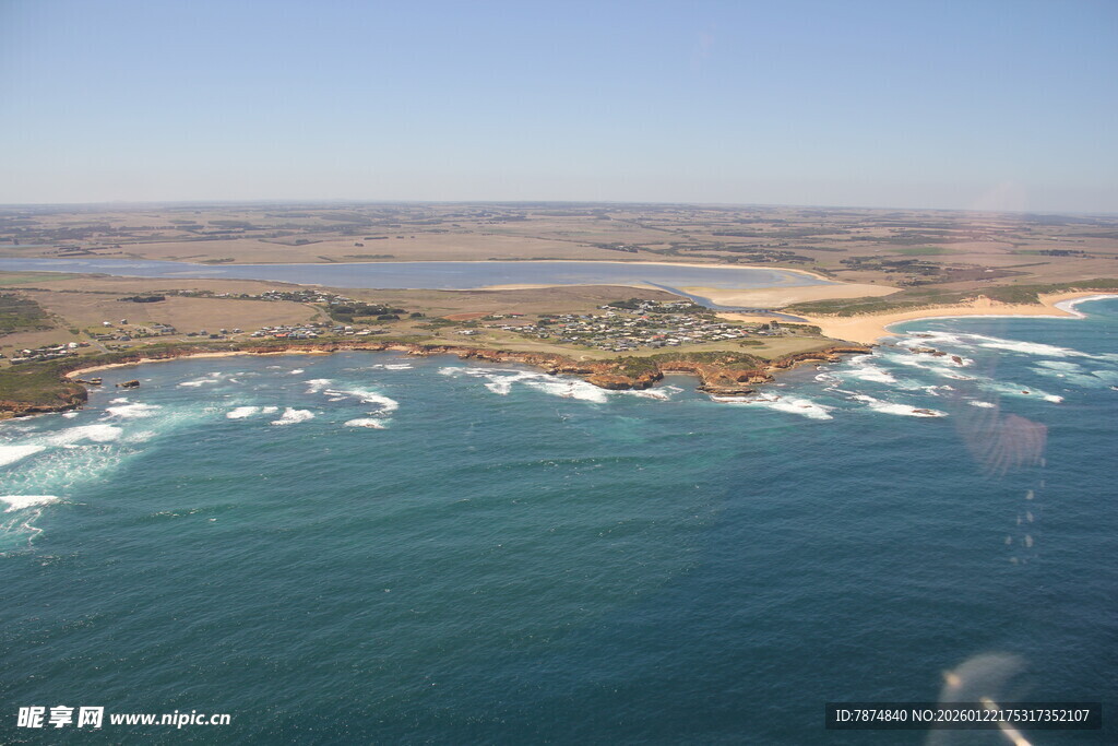 俯瞰蔚蓝海岸与海浪