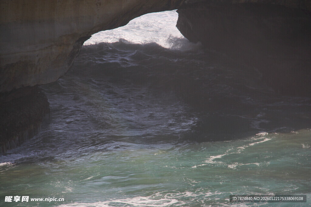 海边洞穴与涌动的海水