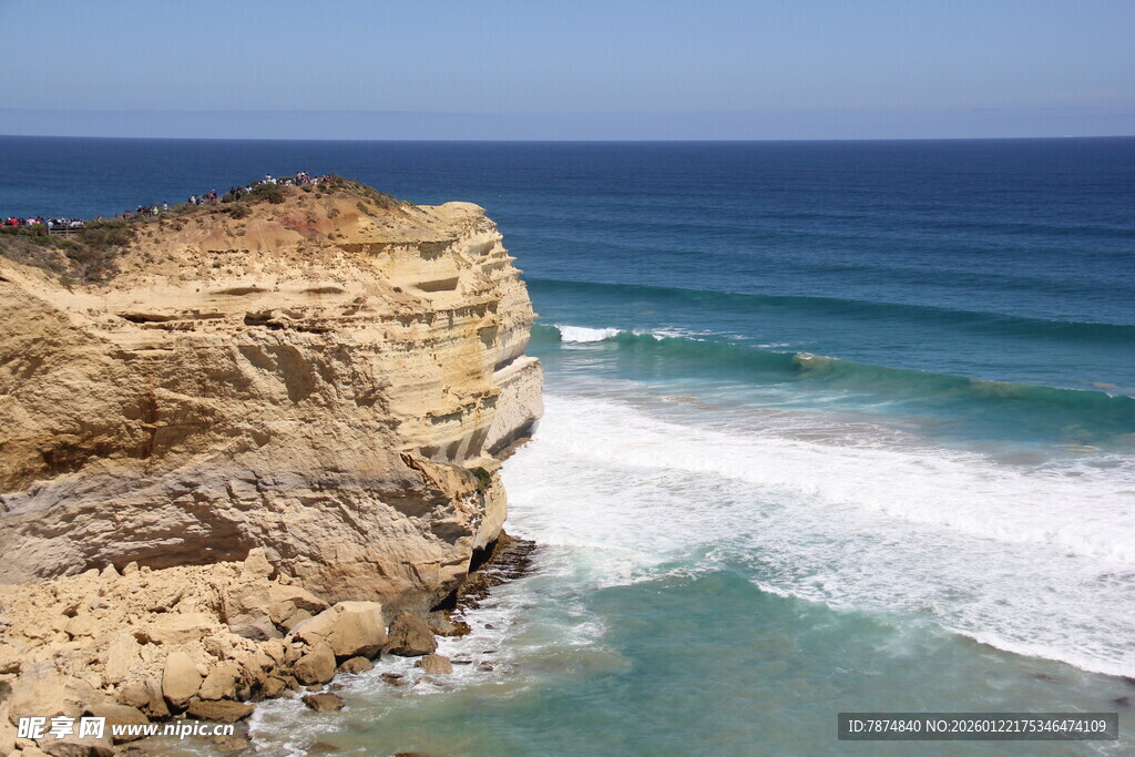 海岸悬崖边的壮阔海景