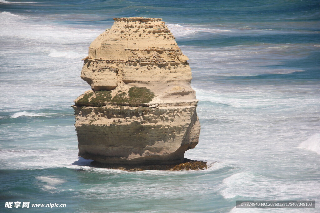 海中孤立岩石景观