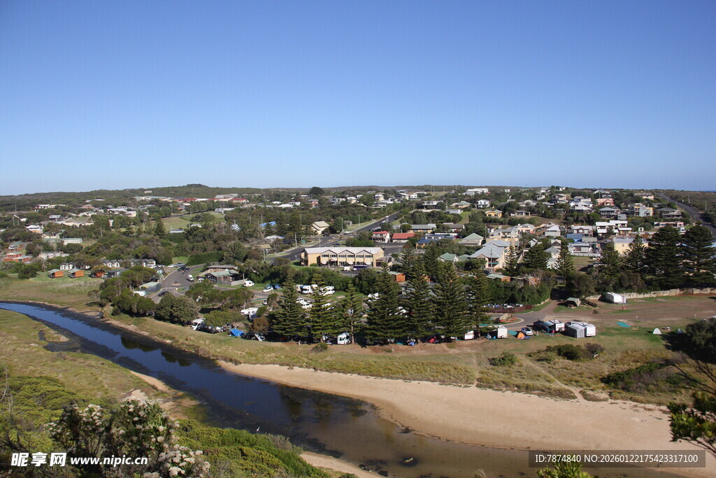 俯瞰河畔小镇风光