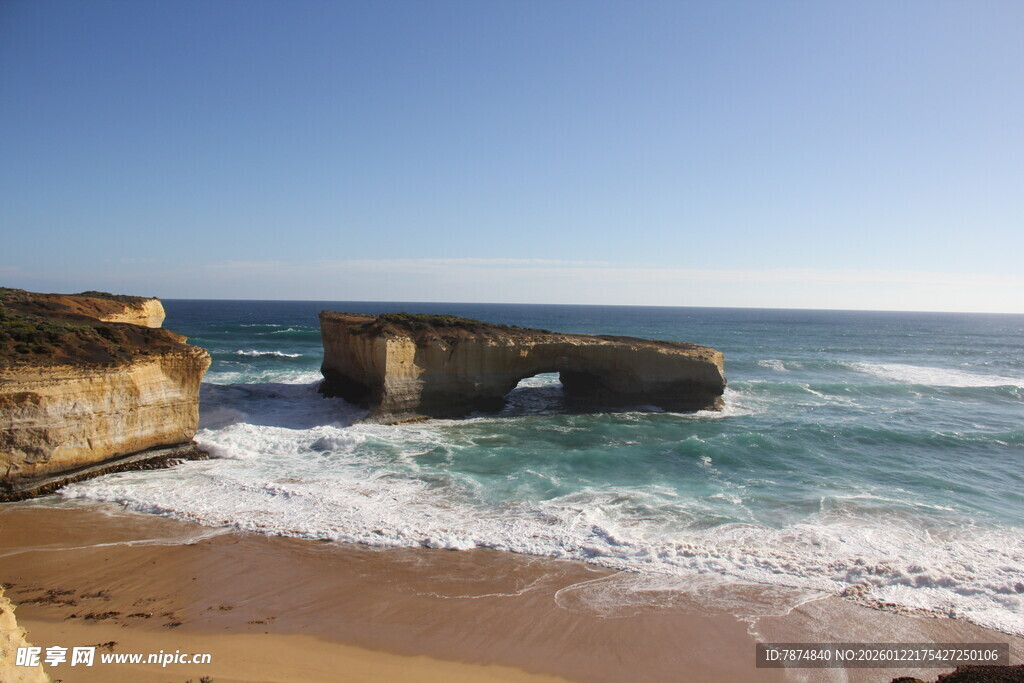 海岸美景 海浪与天然石拱