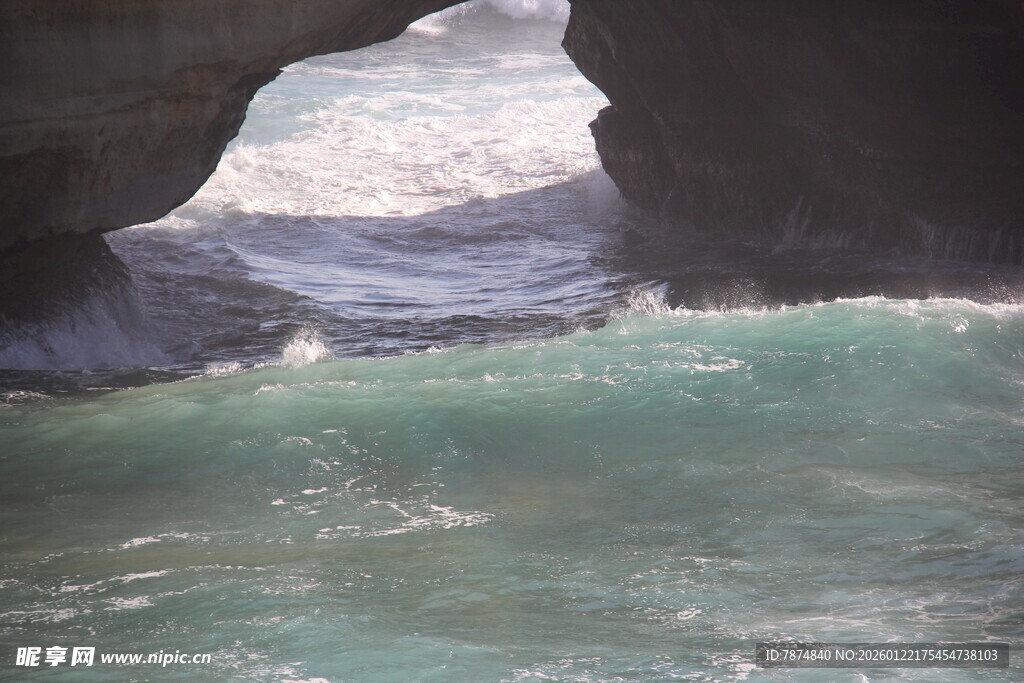 海边岩石下的碧蓝海水