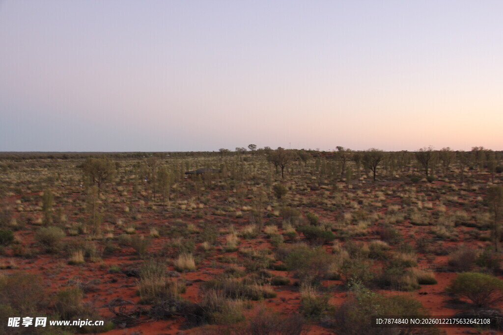 夕阳下的红土地荒野景观