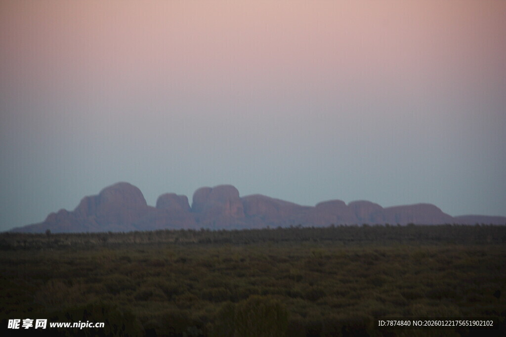 黄昏下的壮丽山峦景观
