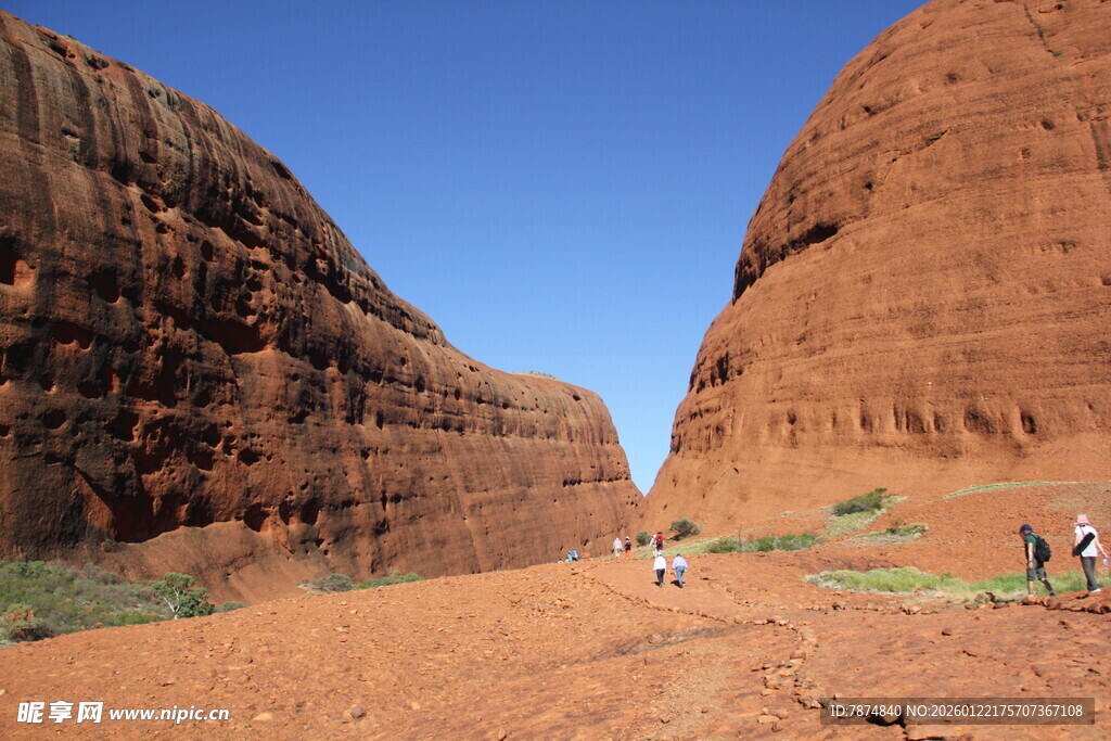 红色峡谷中的徒步旅行者