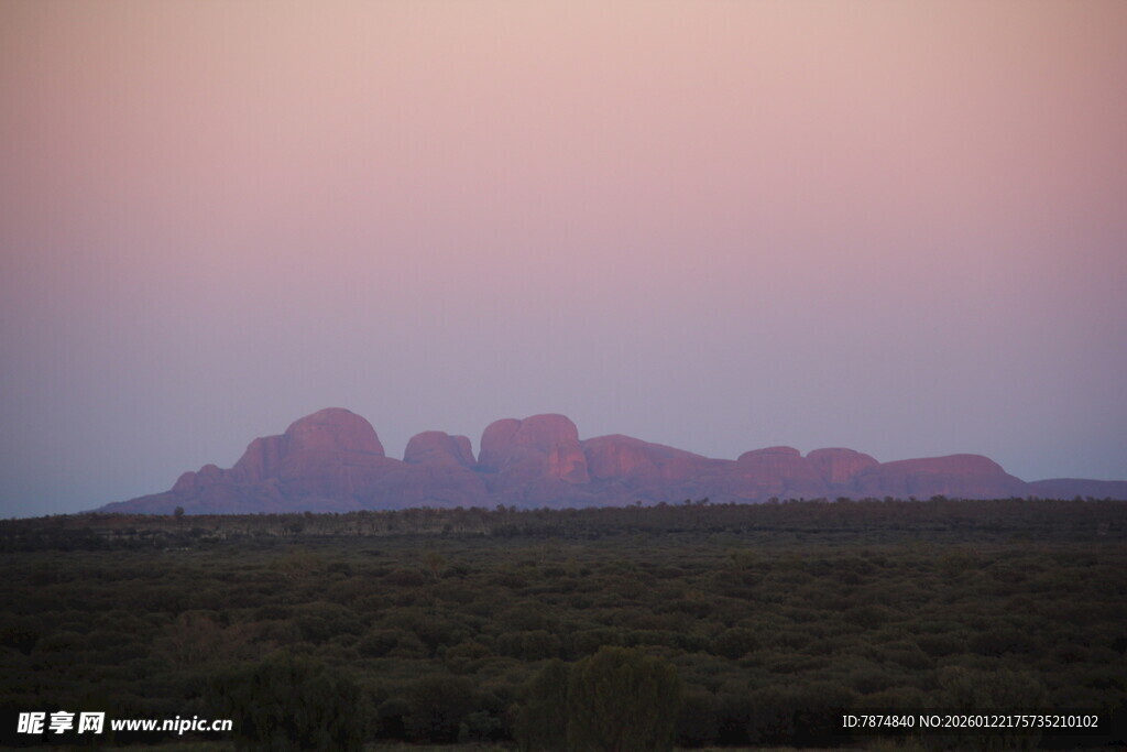 黄昏下的壮丽山峦景观