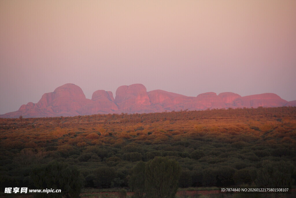 黄昏下的壮丽山峦景观
